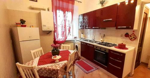 a small kitchen with a table and a refrigerator at Casa vacanze bella vista in Bracciano