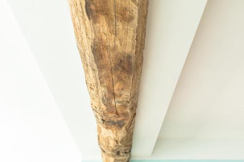 a piece of wood that is leaning against a wall at Albergo Diffuso Ca' Spiga in Laglio