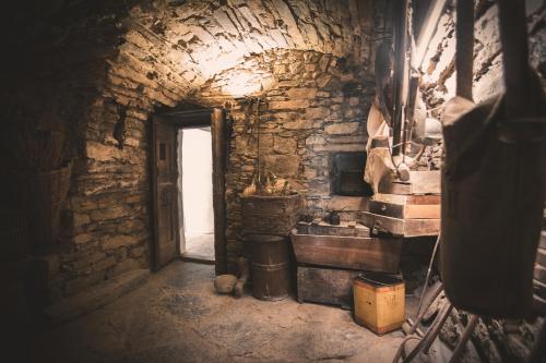 an old room with a kitchen with a doorway at Albergo Diffuso Ca' Spiga in Laglio