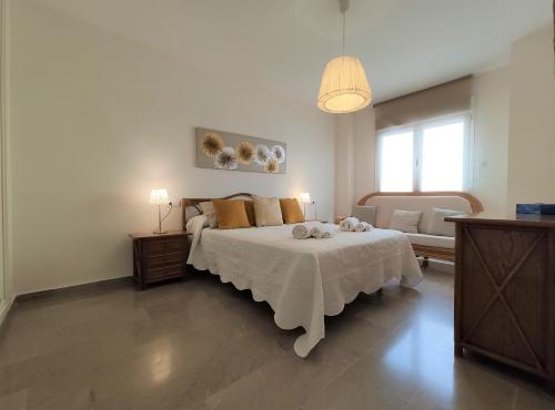 - une chambre avec un grand lit et un canapé dans l'établissement Bellavista Costa del Sol, à Estepona