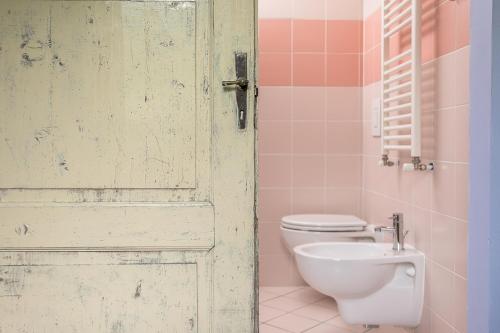 a bathroom with a toilet and a sink at Albergo Diffuso Ca' Spiga in Laglio