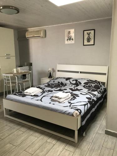 sypialnia z łóżkiem i stołem w obiekcie Casa Nicolina w mieście Palermo
