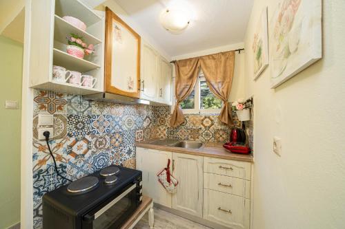 Η κουζίνα ή μικρή κουζίνα στο kyveli superb sea view apartment in Argostoli