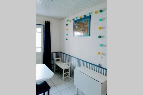 La salle de bains est pourvue d'un mur avec des balles colorées. dans l'établissement Le Tribord - ambiance bateau avec balcon à 30 m de la plage, à Palavas-les-Flots