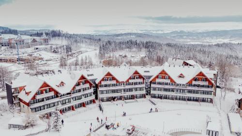 widok z góry na ośrodek w śniegu w obiekcie Apartament Silence Triventi Silver View w mieście Karpacz