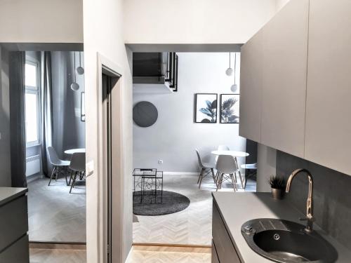 MINT Boutique Studio Apartments tesisinde mutfak veya mini mutfak