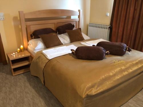 Una cama o camas en una habitación de Hotel Dva Goluba