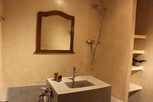 Kylpyhuone majoituspaikassa Riad Salmiya Dune