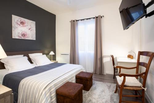 a bedroom with a bed and a desk and a television at Les Terrasses Du Midi - Garage+Clim+WiFi in Carcassonne