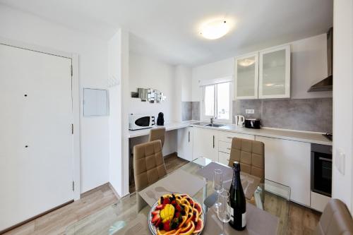 Kuchyň nebo kuchyňský kout v ubytování Sonrisa Apartments