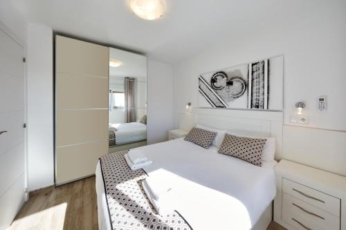 Postel nebo postele na pokoji v ubytování Sonrisa Apartments