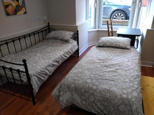 - 2 lits jumeaux dans une chambre avec fenêtre dans l'établissement 8A Kenilworth Road, à Portsmouth