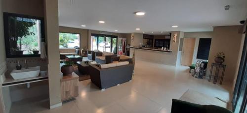 sala de estar amplia con sofá y mesa en Amoreiras Hotel Pousada, en Maresias