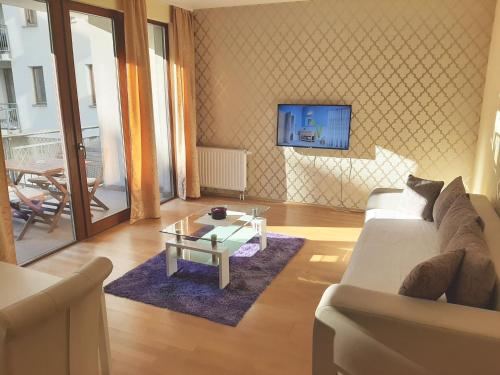 sala de estar con sofá y mesa en Trendy Deluxe Apartments en Budapest