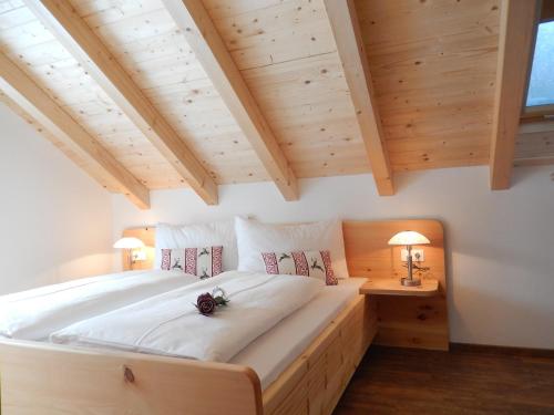 Łóżko lub łóżka w pokoju w obiekcie AlpenChalet Mitterberg