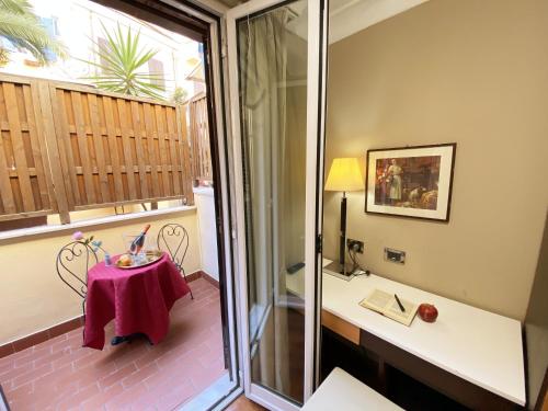 Cette chambre comprend une table et une fenêtre. dans l'établissement Hotel Giolitti, à Rome