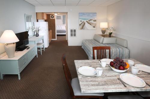 Zimmer mit einem Esstisch und einem Wohnzimmer in der Unterkunft Aquarius Oceanfront Inn in Wildwood