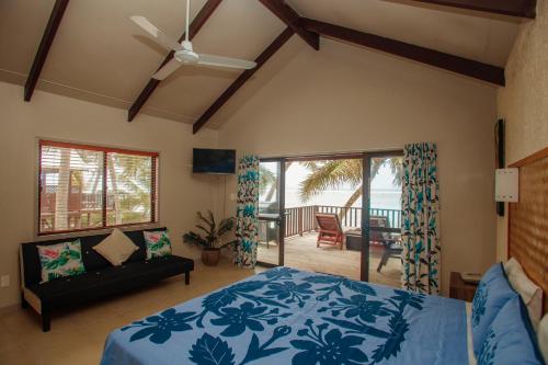 A bed or beds in a room at Nikao Beach Bungalows