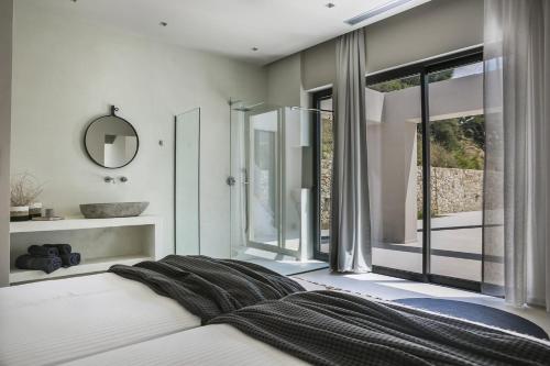 Posteľ alebo postele v izbe v ubytovaní Kefalonian Chic Villas - Charma
