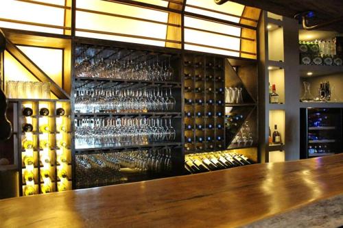 un bar con muchas copas de vino en la pared en Апартаменты в комплексе Caesar Resort & Spa, en Trikomo