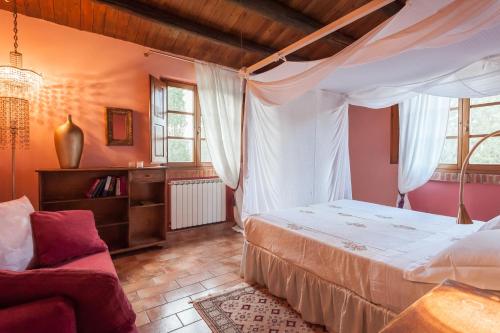 Giường trong phòng chung tại Fattoria La Lama di Rita Ricciarini - Il Cavaliere