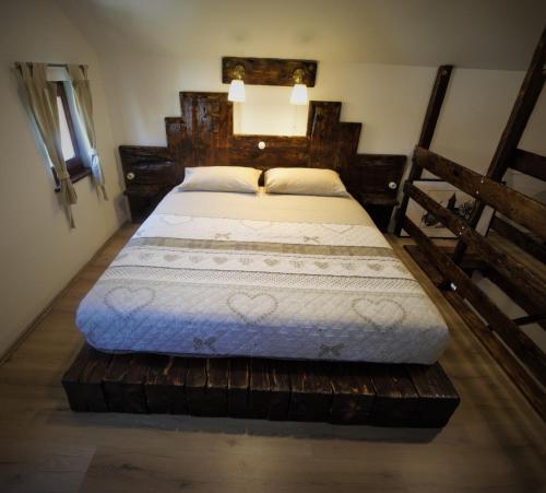 a bedroom with a bed with a wooden headboard at Apartments Oliva in Fiorini