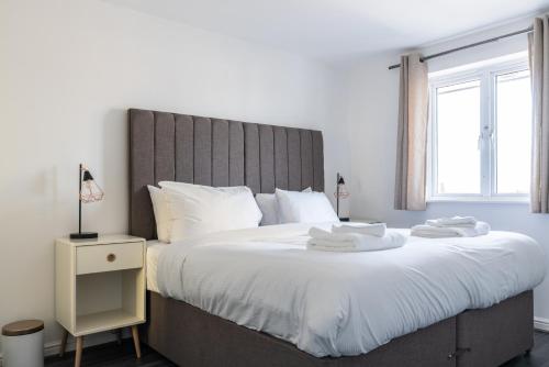 Tempat tidur dalam kamar di Suites by Rehoboth - Abbey Wood Station - London Zone 4