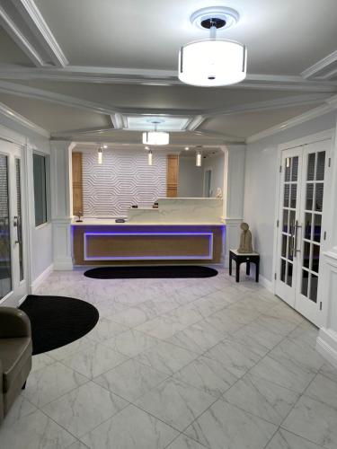 Destin Inn & Suites في ديستين: غرفة معيشة كبيرة مع طاولة بلياردو