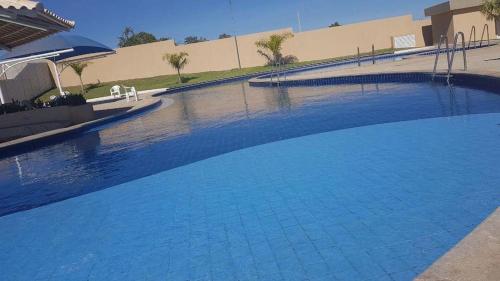 una gran piscina azul en un edificio en JARDINS DA LAGOA, en Caldas Novas