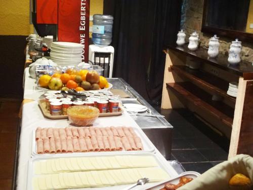 Hotel La Vega في الكالا دي لا سيلفا: طاولة عليها بوفيه طعام