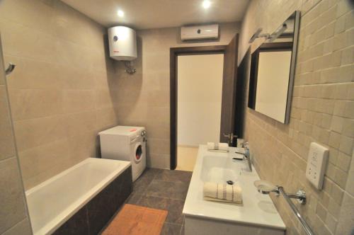 Ένα μπάνιο στο Superior Xlendi Lungomare Apartment