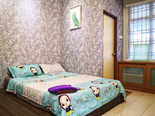 Un dormitorio con una cama con caniches. en Homestay UTM JPO SKUDAI Pulai Jaya Kangkar Pulai Near Taman Universiti en Kampung Kangkar Pulai