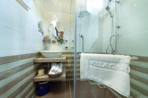 會安的住宿－VIP Garden Villa and Pool Hội an，一间带水槽和玻璃淋浴的浴室