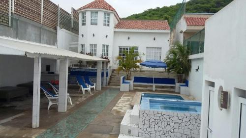 a view of a house with a swimming pool at residencia 2 in Mazatlán