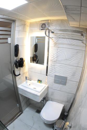 Koupelna v ubytování X-NELLYİ HOTEL