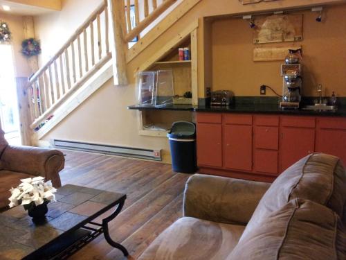 ein Wohnzimmer mit 2 Sofas und einem Tisch in der Unterkunft New Summit Inn in Frisco