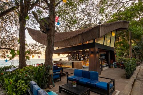 Taman di luar Avatara Resort