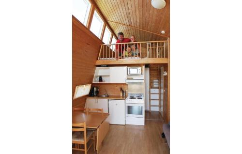 ヴィデ・サンデにあるBeautiful Home In Hvide Sande With 1 Bedrooms, Wifi And Indoor Swimming Poolの小さな家の階段に立つ二人