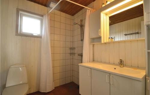 baño con lavabo y aseo y ventana en Stunning Home In Fan With House Sea View en Fanø