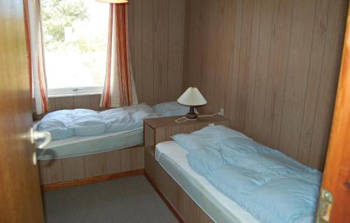 BolilmarkにあるStunning Home In Rm With 3 Bedrooms, Sauna And Wifiのランプと窓付きの部屋のベッド2台