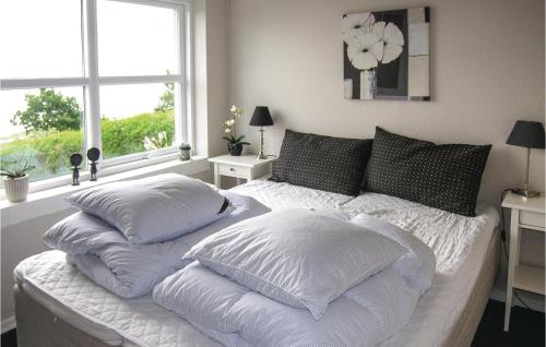 Giường trong phòng chung tại Holiday Home Solbakken Rudkøbing Vi