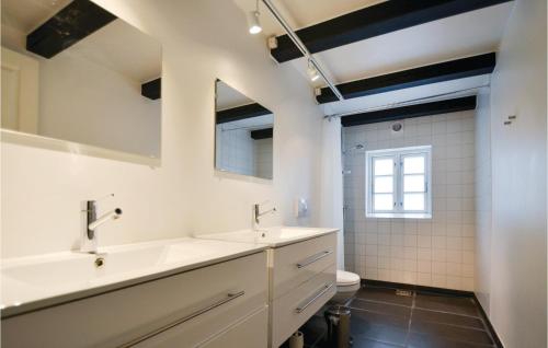 Bilik mandi di Cozy Home In Ebeltoft With Kitchen