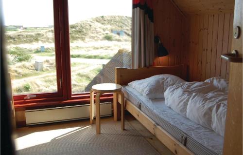 Postelja oz. postelje v sobi nastanitve Amazing Home In Hvide Sande With Sauna