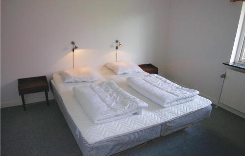 阿靈厄的住宿－Nice Home In Allinge With Kitchen，一张带白色床单和枕头的床