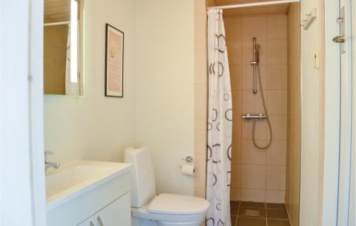 y baño con aseo, lavabo y ducha. en 5 Bedroom Stunning Home In Hornbk en Dronningmølle