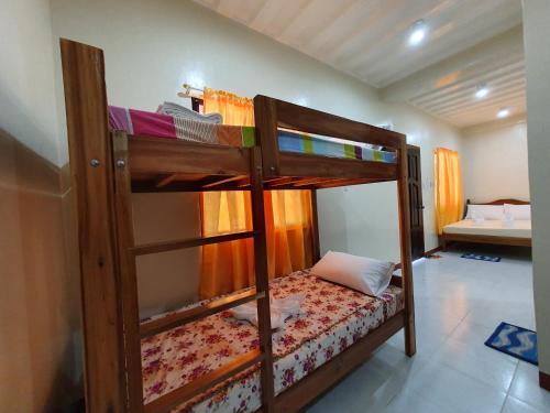 1 dormitorio con 2 literas en una habitación en AMARAV Pension House Nacpan El Nido en El Nido