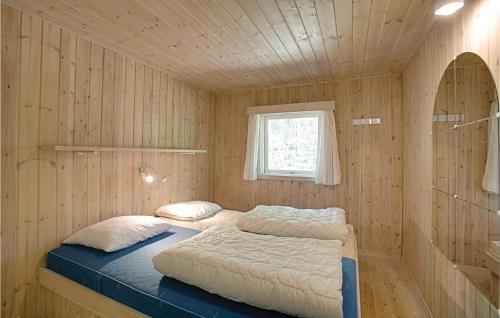 SpidsegårdにあるHubertusの木製の部屋にベッド1台が備わるベッドルーム1室があります。