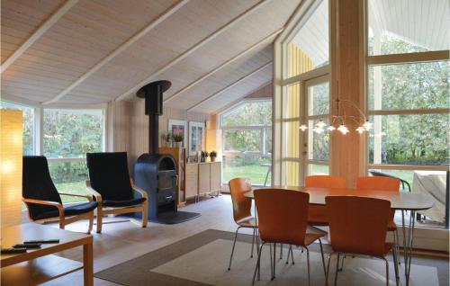 una sala da pranzo con tavolo e sedie di Holiday Home Bjørnemosevej Vejby V a Vejby