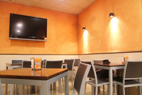TV a/nebo společenská místnost v ubytování Hostal Cafeteteria Goya