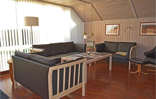 ヴィデ・サンデにあるStunning Home In Hvide Sande With 2 Bedrooms, Wifi And Indoor Swimming Poolのリビングルーム(ソファ、テーブル付)